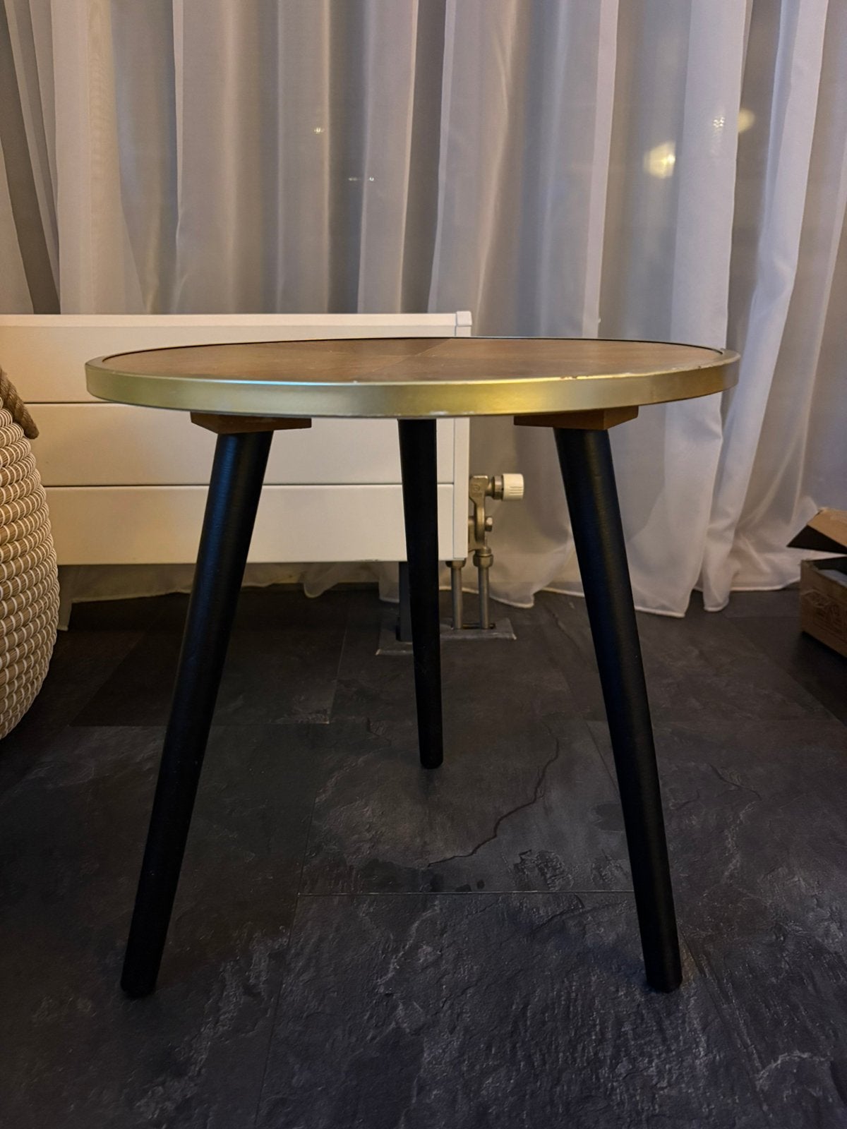 Mooie bijzettafel met 3 zwarte poten en gouden rand, Huis en Inrichting, Tafels | Bijzettafels, Minder dan 45 cm, Minder dan 55 cm