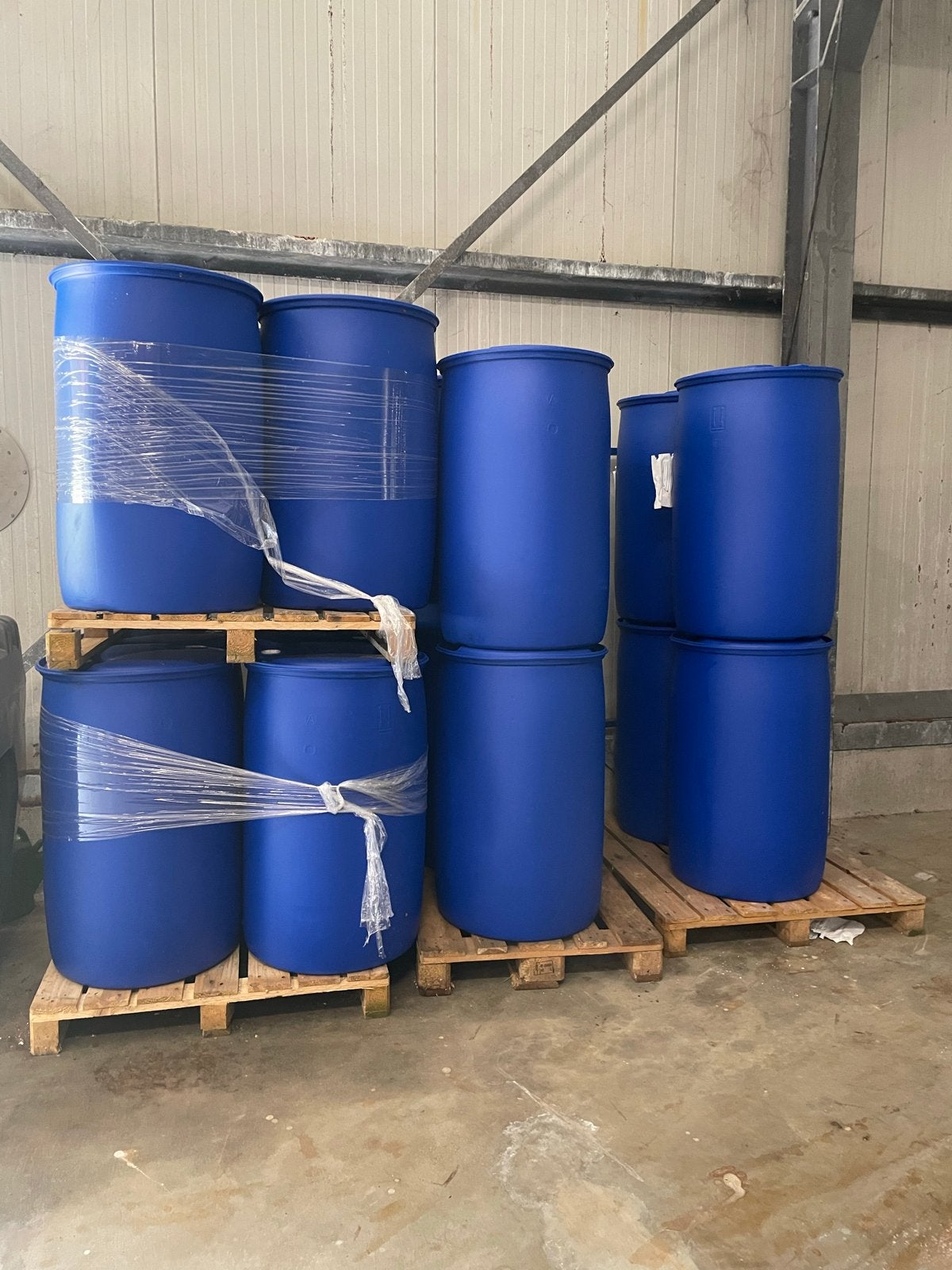Gratis: 16 blauwe vaten 210L (ook per stuk), Tuin en Terras, Regentonnen, 150 liter of meer, Ophalen, Gebruikt, Kunststof
