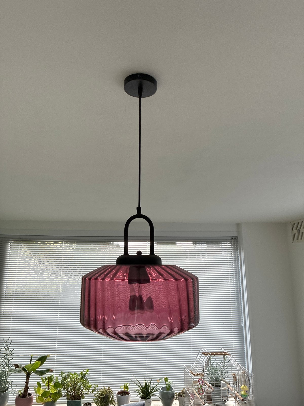 Stijlvolle hanglamp met roze glazen kap, Ophalen of Verzenden, Zo goed als nieuw, Glas, E27 (groot)