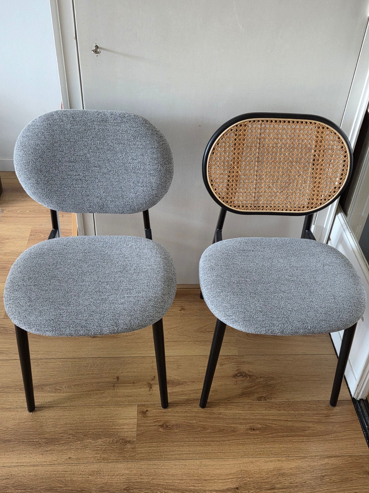 Zuiver Spike eetkamerstoelen - 4 stuks (2 grijs, 2 rotan), Ophalen, Gebruikt, Grijs, Vier