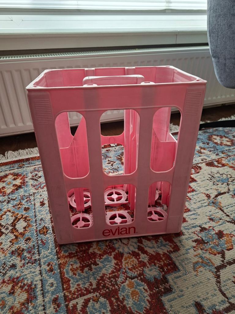 Roze Evian flessenkrat - Handig en decoratief, Ophalen, Gebruikt, Minder dan 50 cm, Minder dan 50 cm