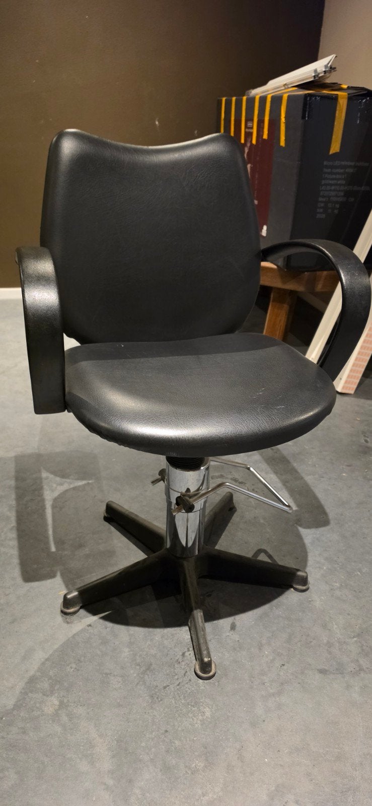 Zwarte kappersstoel - Verstelbaar en comfortabel, Huis en Inrichting, Stoelen, Ophalen, Gebruikt, Modern, Kappersstoel, Zwart