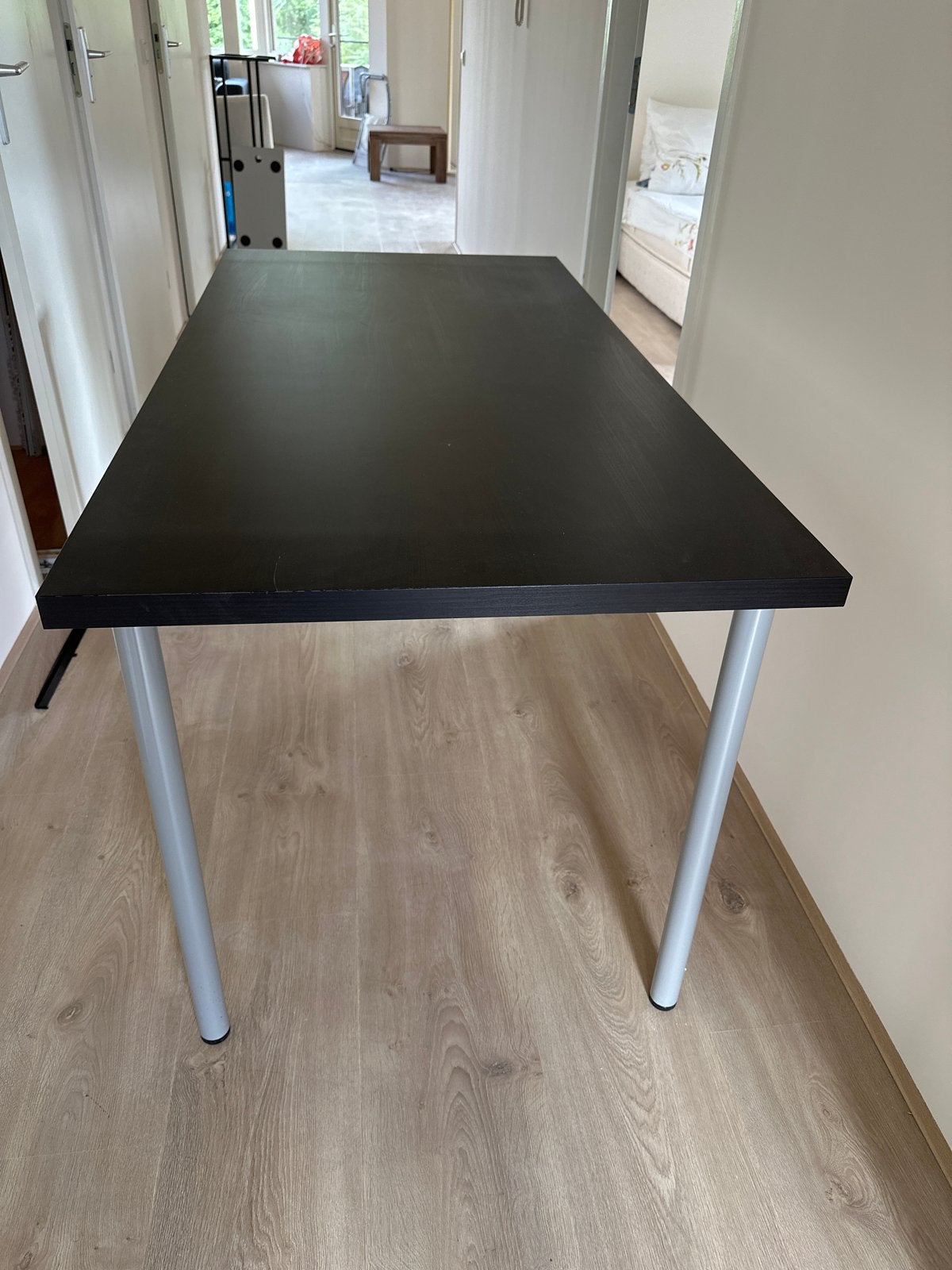 Zwart bureau met zilverkleurige poten, Ophalen, Zwart, Gebruikt, Spaanplaat of MDF