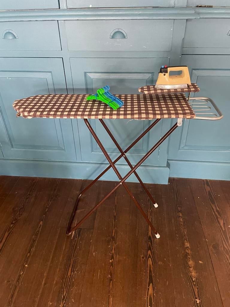 Vintage Kinderstrijkplank met Strijkijzer en Kleerhangers, Ophalen of Verzenden, Gebruikt