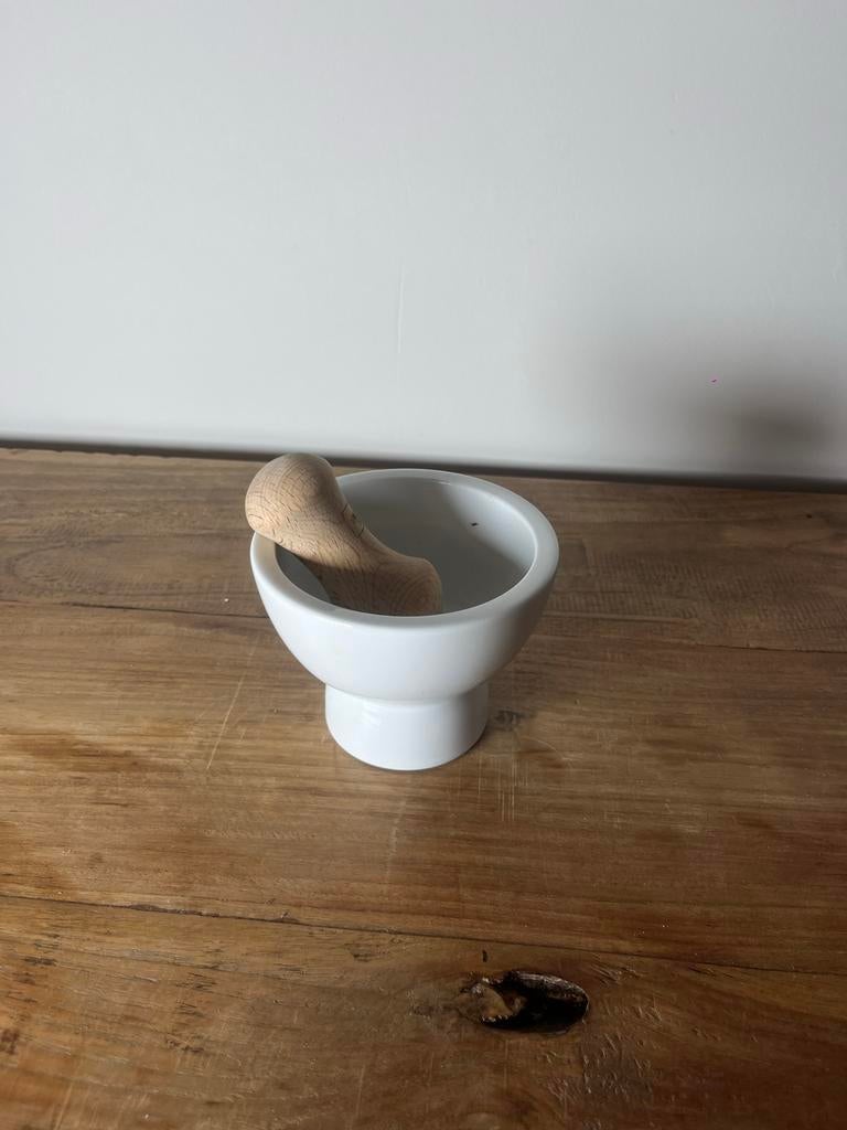 Witte vijzel met houten stamper, Ophalen of Verzenden, Steen/keramiek, Wit, Overige typen