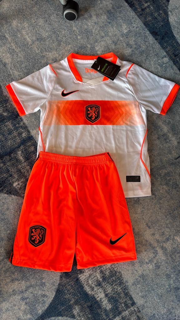 Nieuw Oranje uit-tenue maat 110/116 (4-6 jaar), Ophalen of Verzenden, Nieuw, Set
