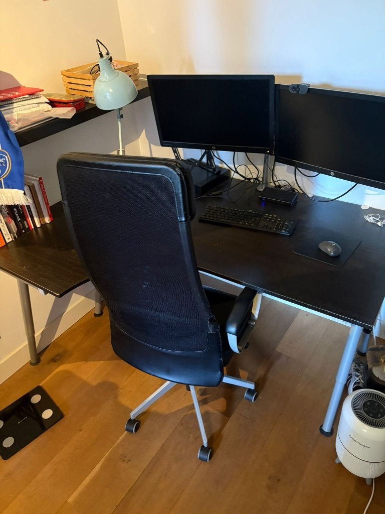 Volledige werkplek (bureau+stoel, 2 beeldschermen, dockings), Ophalen, Gebruikt, Hout, Kantoorartikelen