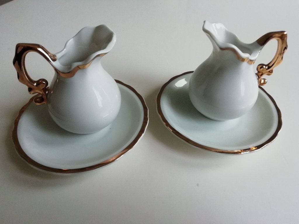 Twee prachtige melkkannetjes met bijbehorende schotel, Kan, Ophalen of Verzenden, Zo goed als nieuw, Overige stijlen