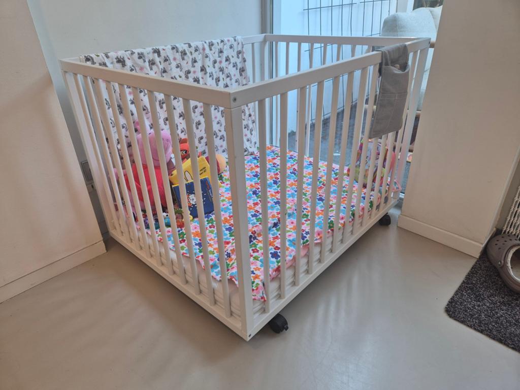 Wit houten ledikant met wieltjes, Kinderen en Baby's, Babywiegjes en Ledikanten, Ophalen, Gebruikt, Ledikant