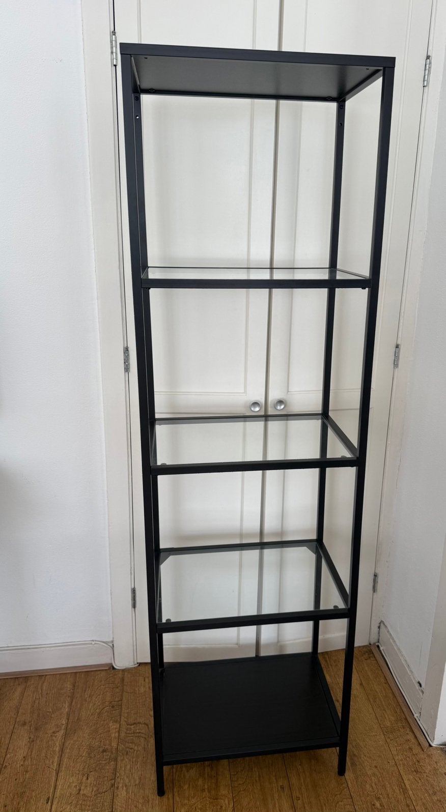 Vitrine kast, open. Zwart stalen frame., Huis en Inrichting, Kasten | Stellingkasten, Ophalen, Zo goed als nieuw
