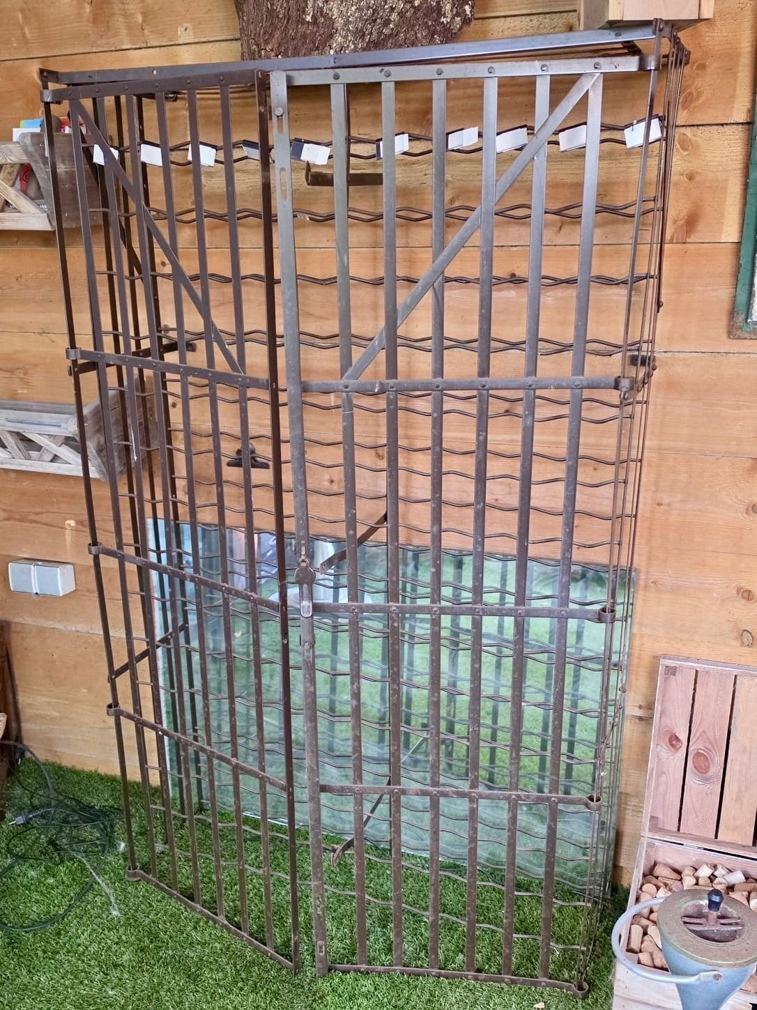Groot metalen wijnrek met slot, Huis en Inrichting, Ophalen, Gebruikt, 25 flessen of meer, 75 – 100