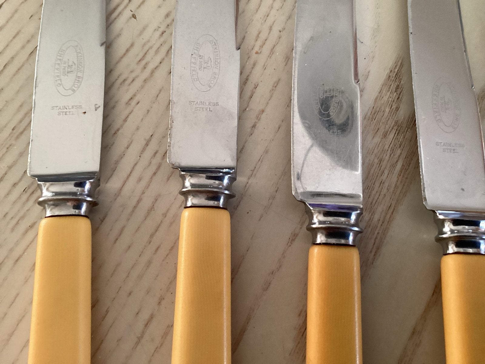 Sheffield Mind - 6 gebruikte tafelmessen van been en staal, Antiek en Kunst, Ophalen