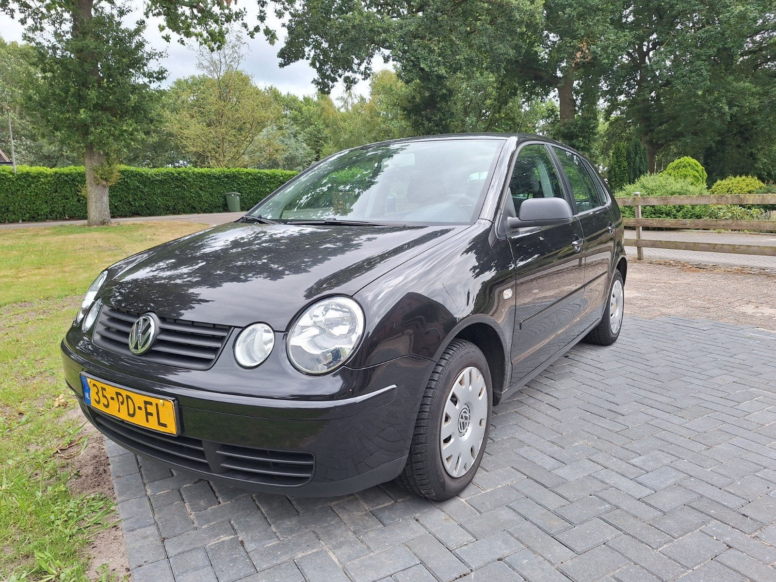 Volkswagen Polo 1.2 47KW 2004 Zwart, Auto's, Stof, Elektrische ramen, 1198 cc, Zwart