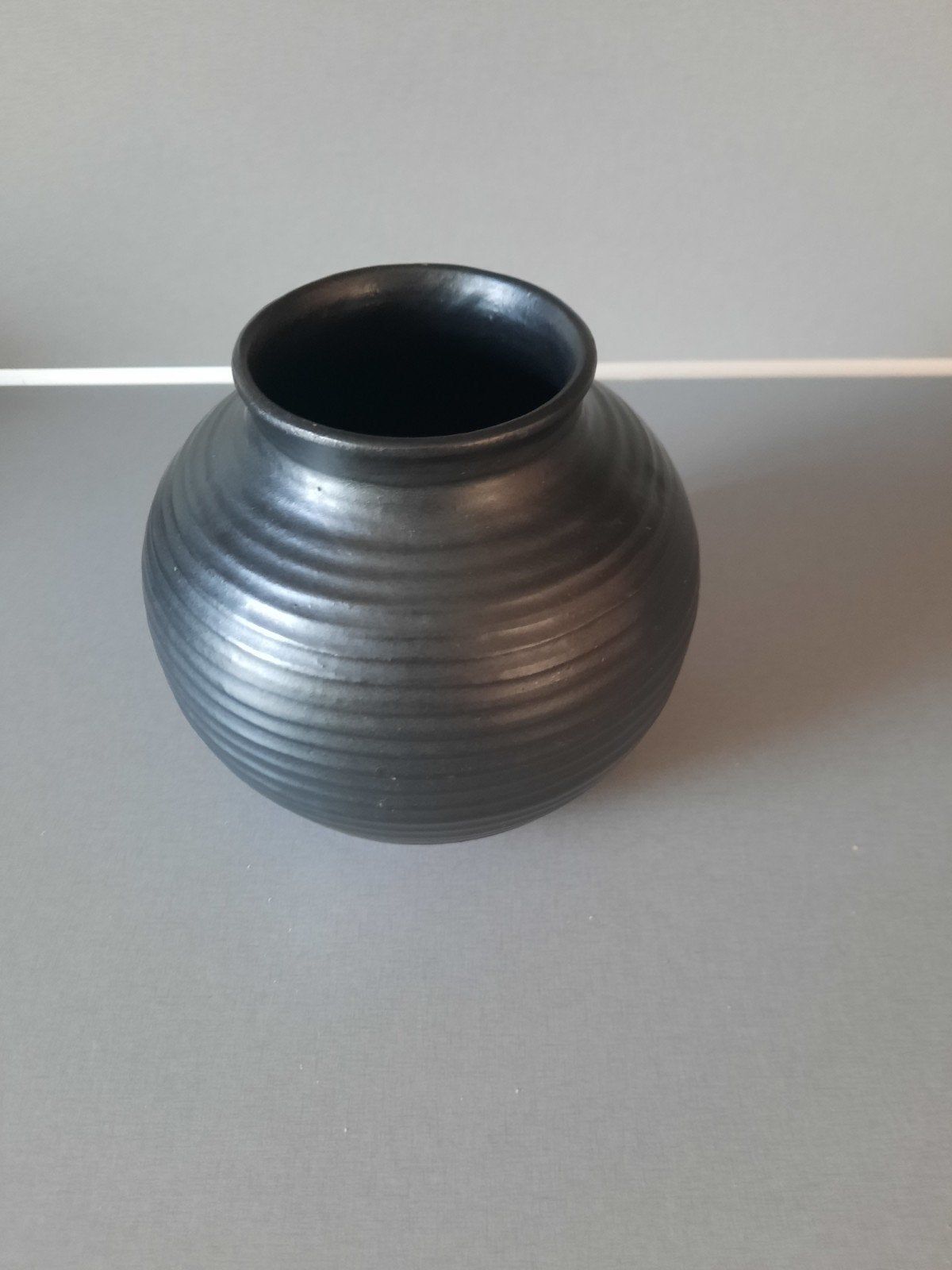 ADCO Ribbel Vaas - Zwart, 15 cm hoog, gemerkt, Antiek en Kunst, Antiek | Vazen, Ophalen of Verzenden