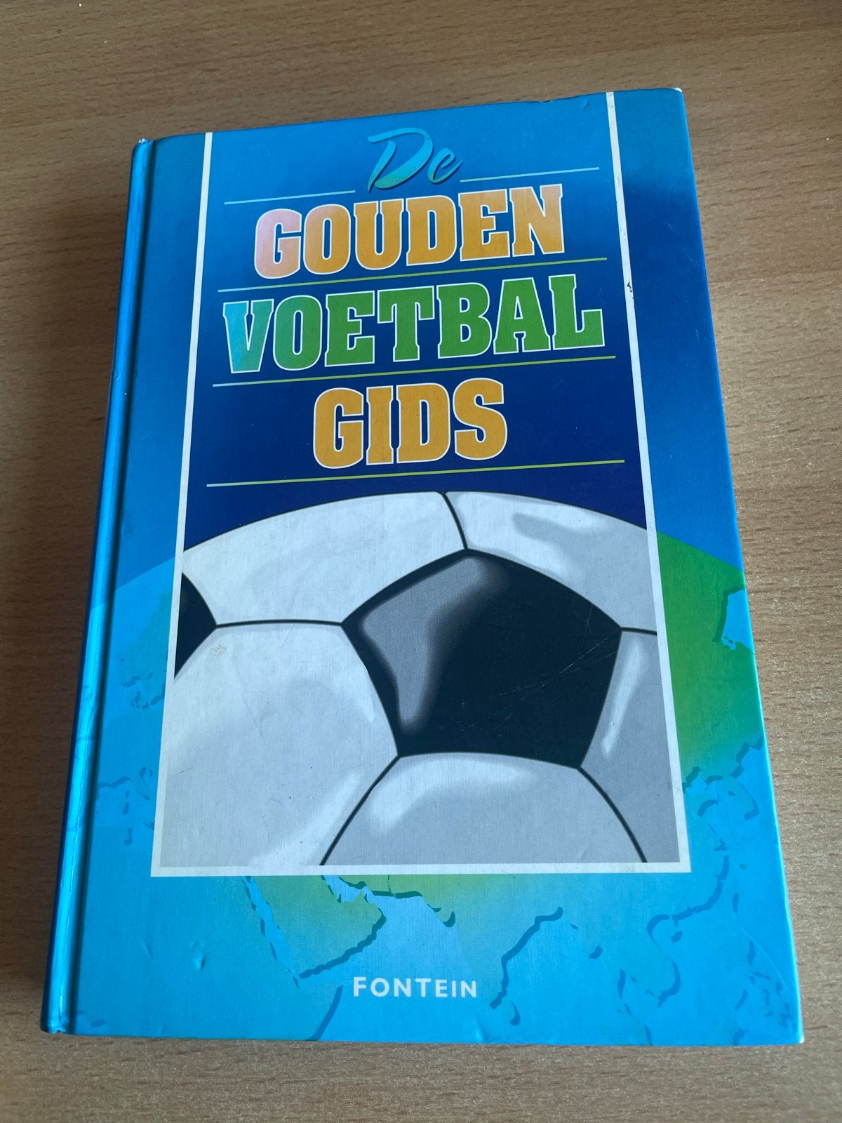 De Gouden Voetbal Gids - Alles over voetbal, Ophalen of Verzenden, Gelezen, Balsport
