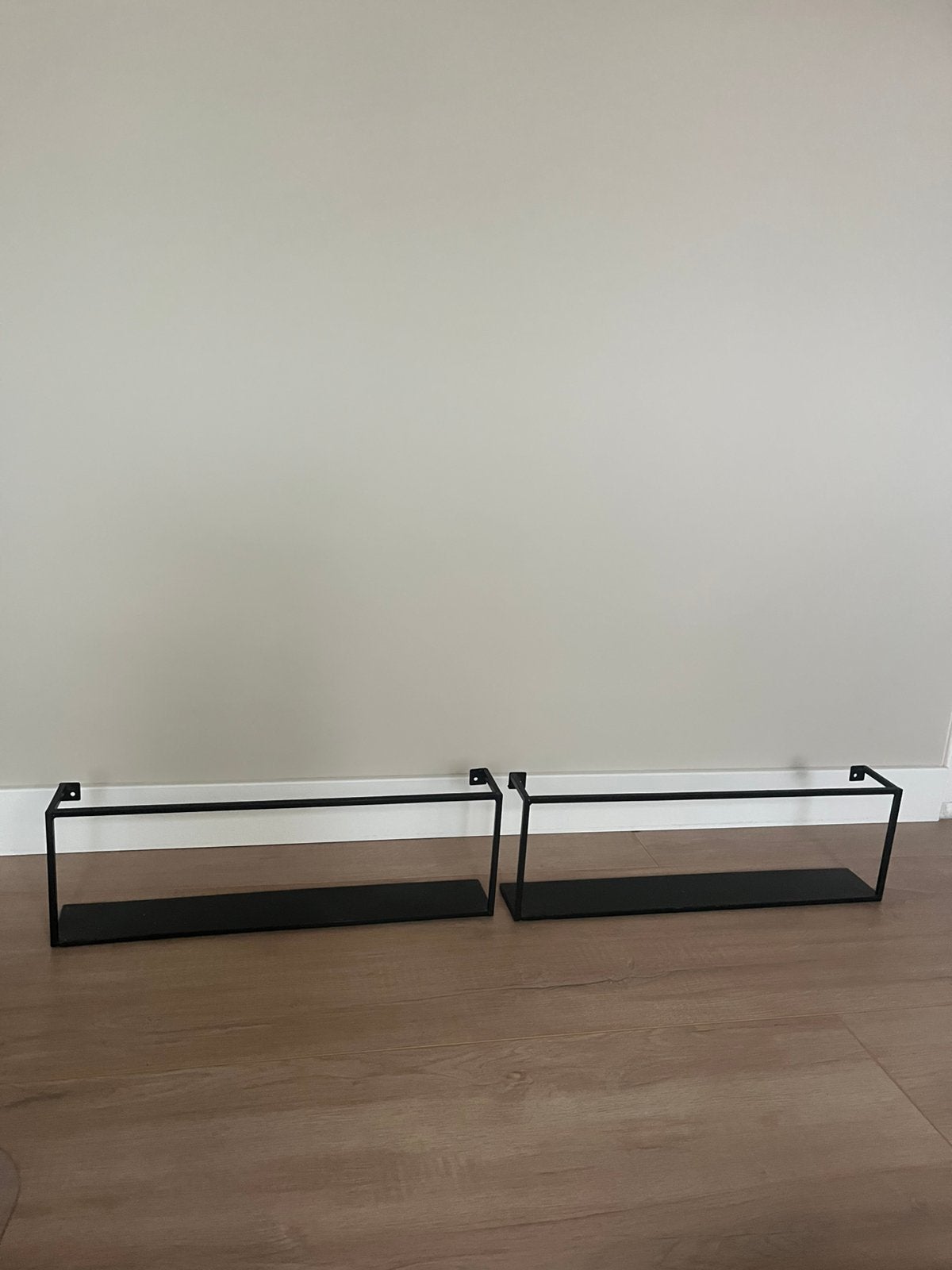 2 wandplanken van Woood, metaal, Huis en Inrichting, Ophalen, Zo goed als nieuw, Zwart, Metaal