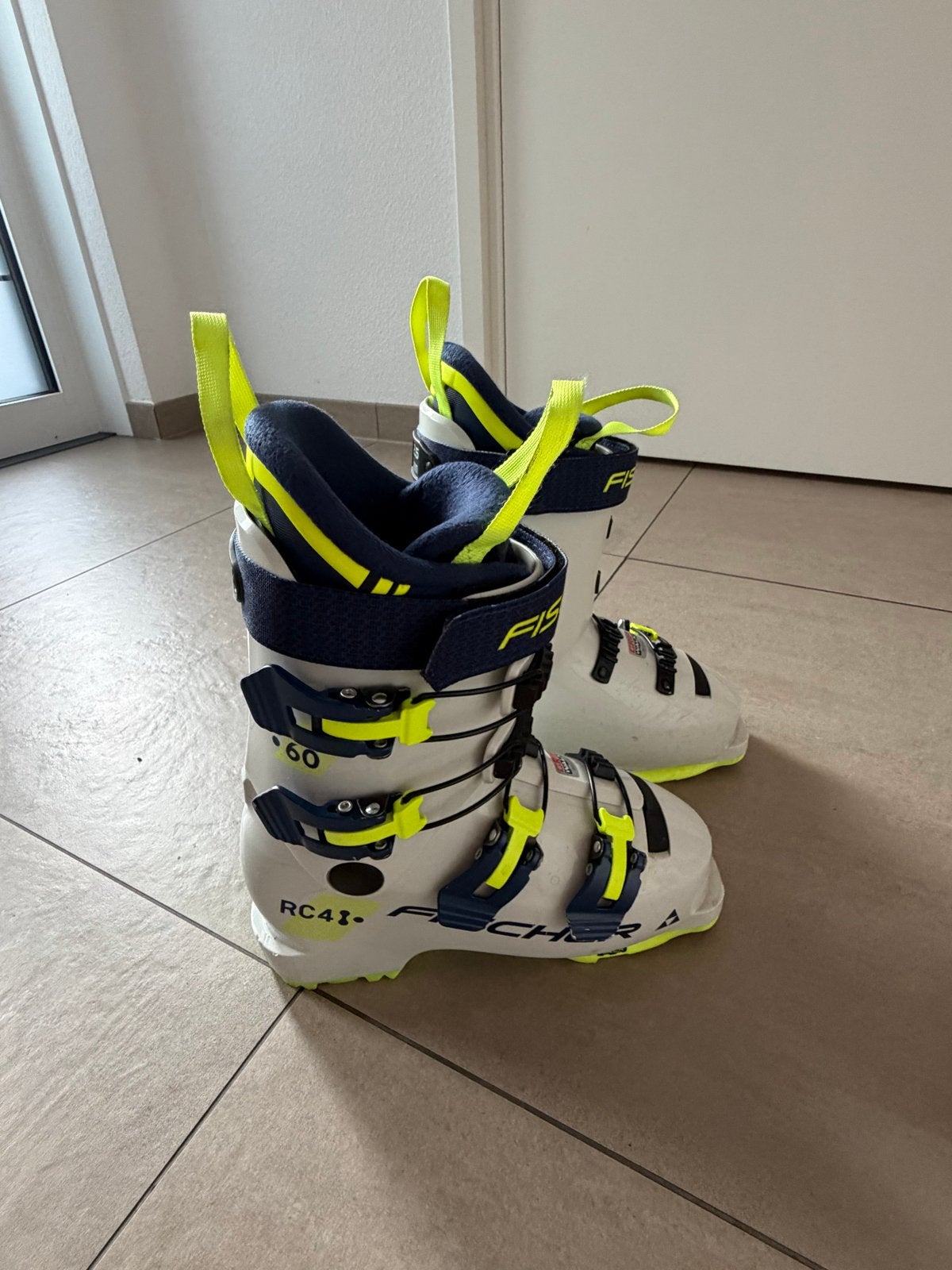 Fischer RC4 60 junior 2026 skischoenen - Zo goed als nieuw, Fischer, 100 tot 140 cm, Schoenen, Ophalen of Verzenden