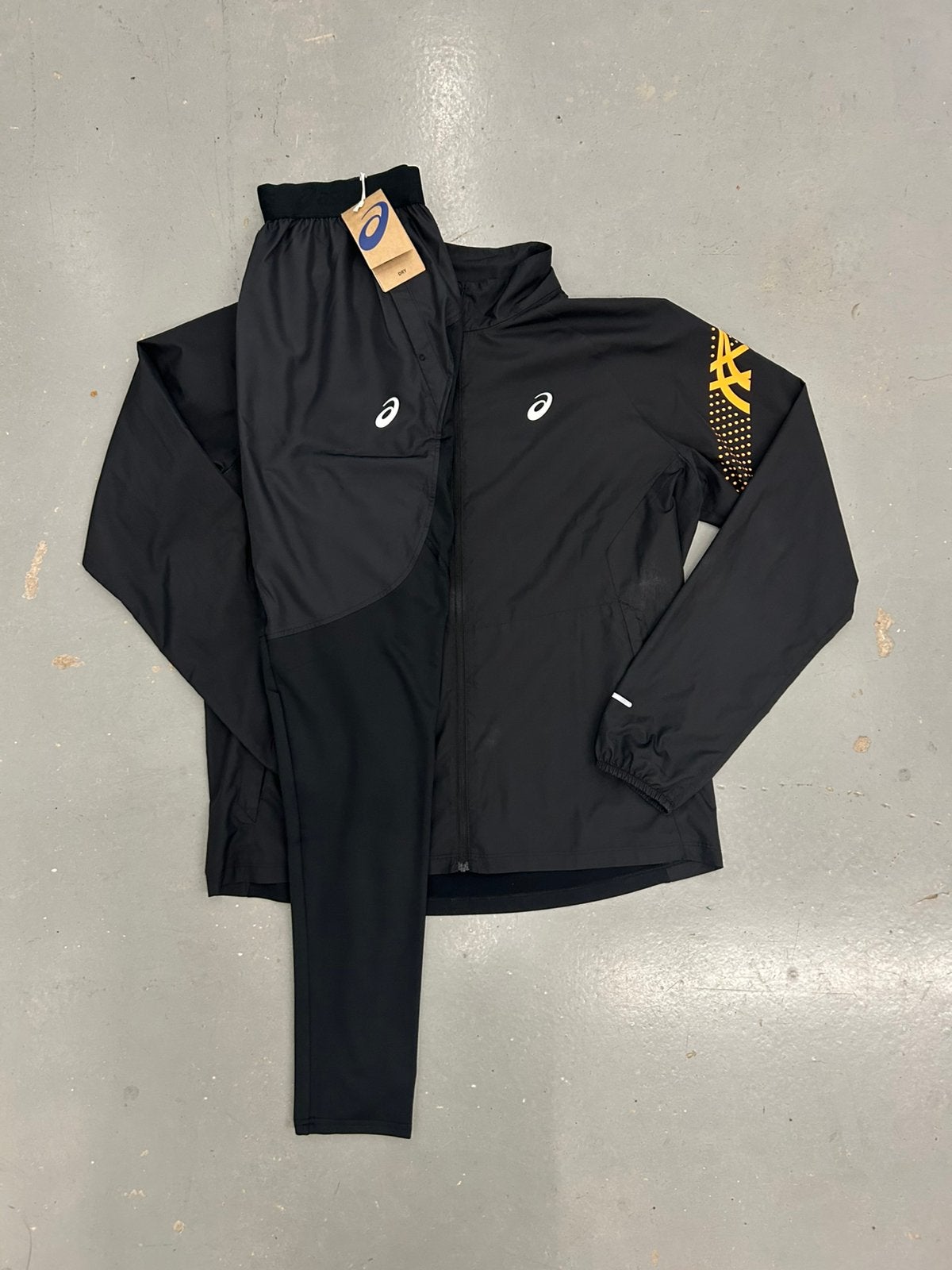 Asics icon trainingspak zwart oranje maat L (origineel), Kleding | Heren, Ophalen of Verzenden, Zo goed als nieuw, Zwart, Voetbal