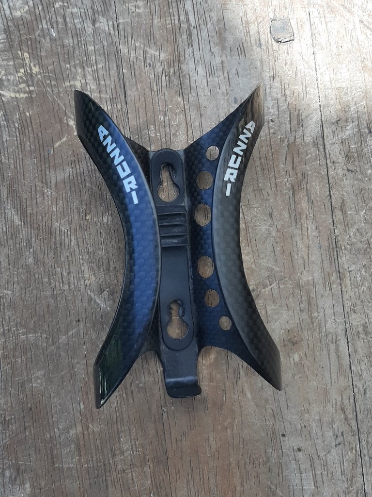 Azzuri Carbon Bidonhouder Kleur Zwart, Fietsen en Brommers, Fietsonderdelen, Ophalen, Azzuri Carbon Bidonhouder Kleur Zwart, Zo goed als nieuw