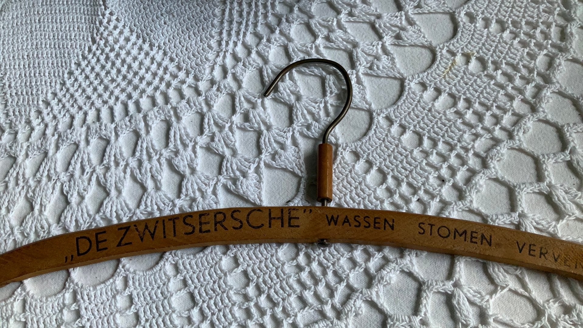 Oude houten reclame kledinghanger “De Zwitsersche” Rijswijk, Ophalen of Verzenden
