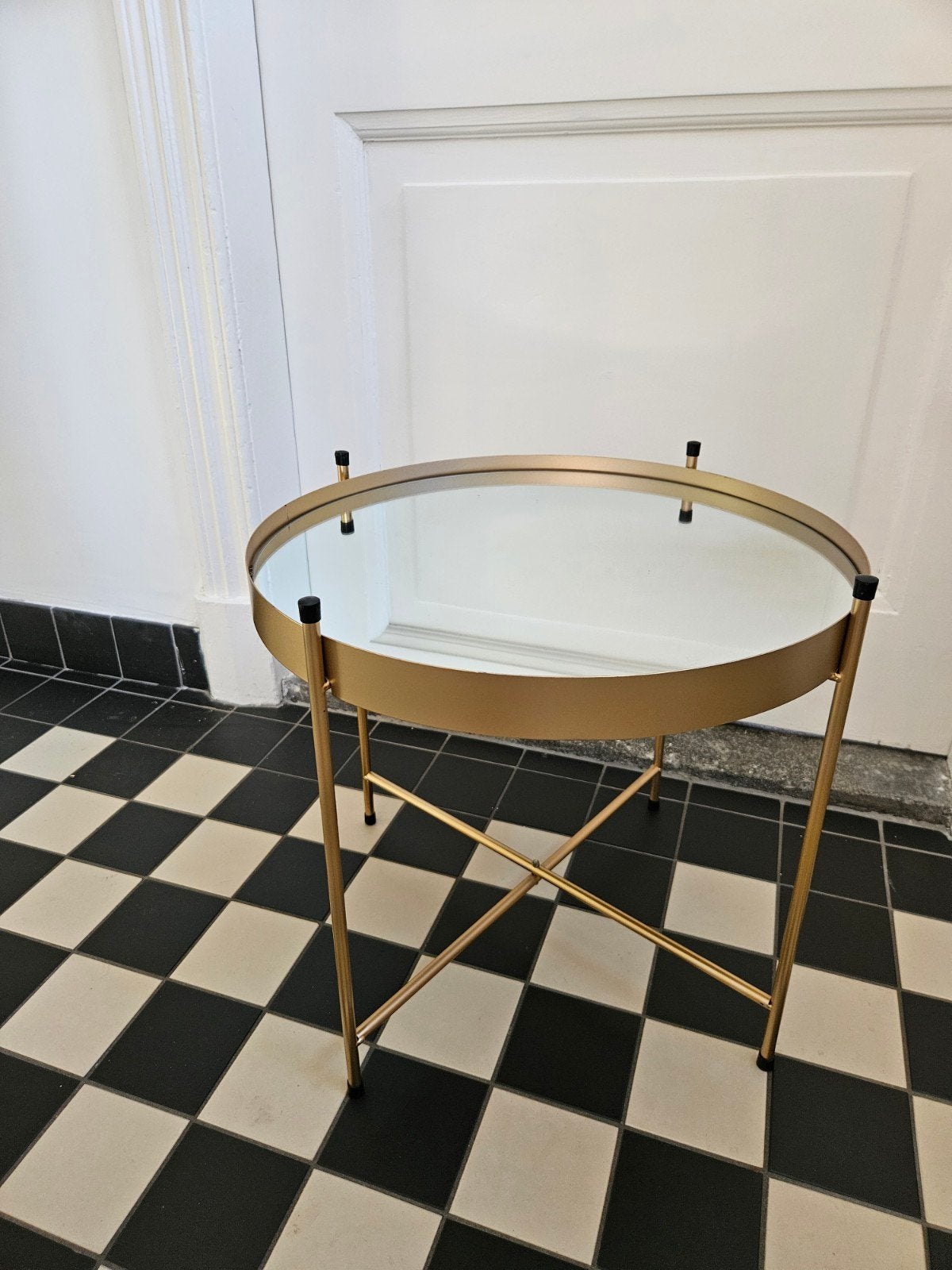 Gouden ronde bijzettafel met glazen blad, Huis en Inrichting, Tafels | Bijzettafels, Ophalen, Minder dan 45 cm, Minder dan 55 cm