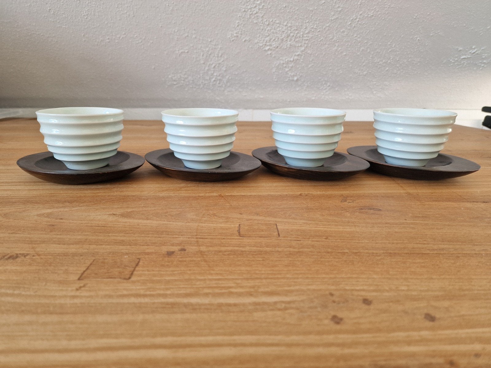 Japandi theekopjes met houten schoteltjes, Ophalen of Verzenden, Zo goed als nieuw, Overige stijlen, Kop(pen) en/of Schotel(s)