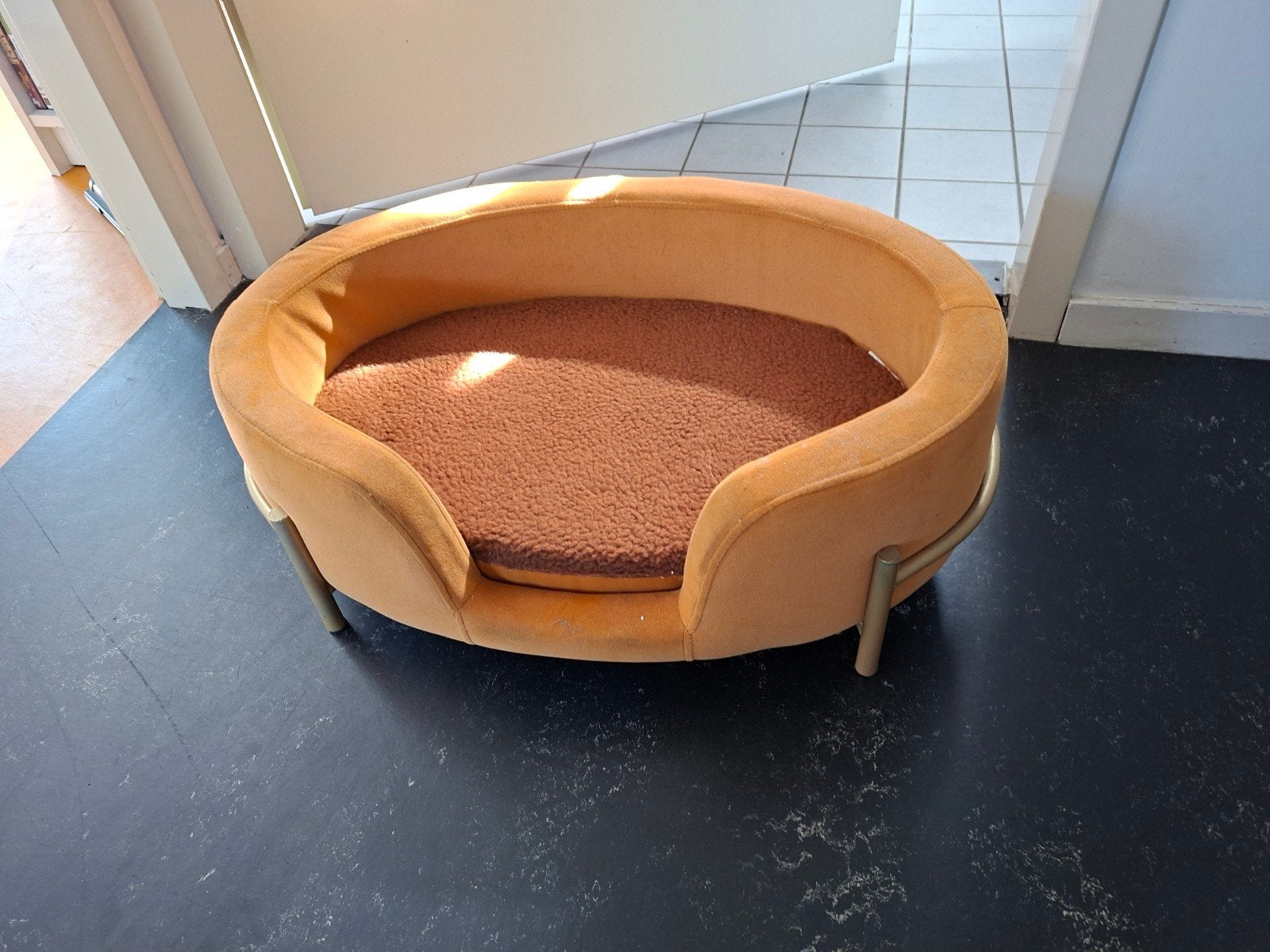 hondenmandje okergeel op pootjes, Dieren en Toebehoren, Ophalen, Gebruikt, Overige