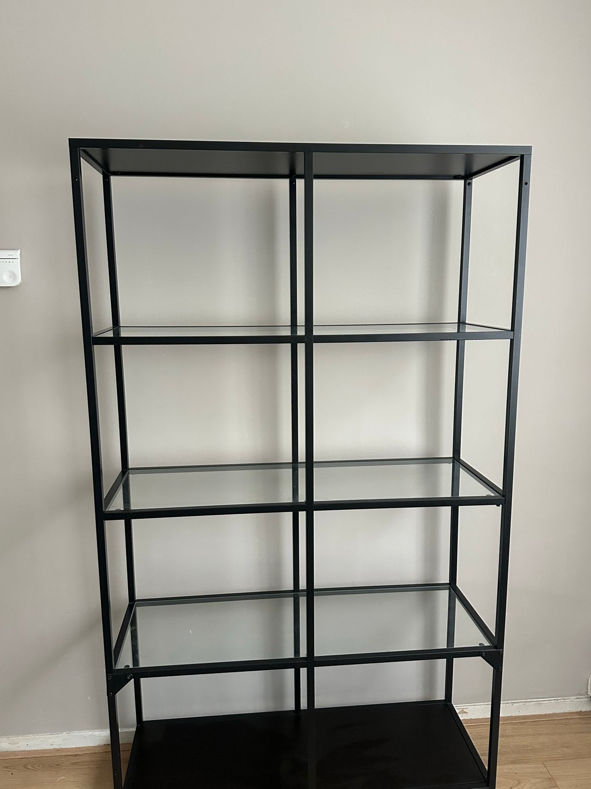Mooie zwarte metalen kast met glazen planken 1 van 2, Huis en Inrichting, Ophalen, Met plank(en), 100 tot 150 cm, Zo goed als nieuw