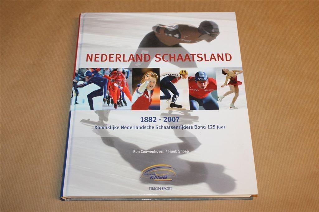 Nederland Schaatsland — 125 Jaar KNSB Schaatsgeschiedenis, Ophalen of Verzenden, Gelezen, Watersport en Hengelsport