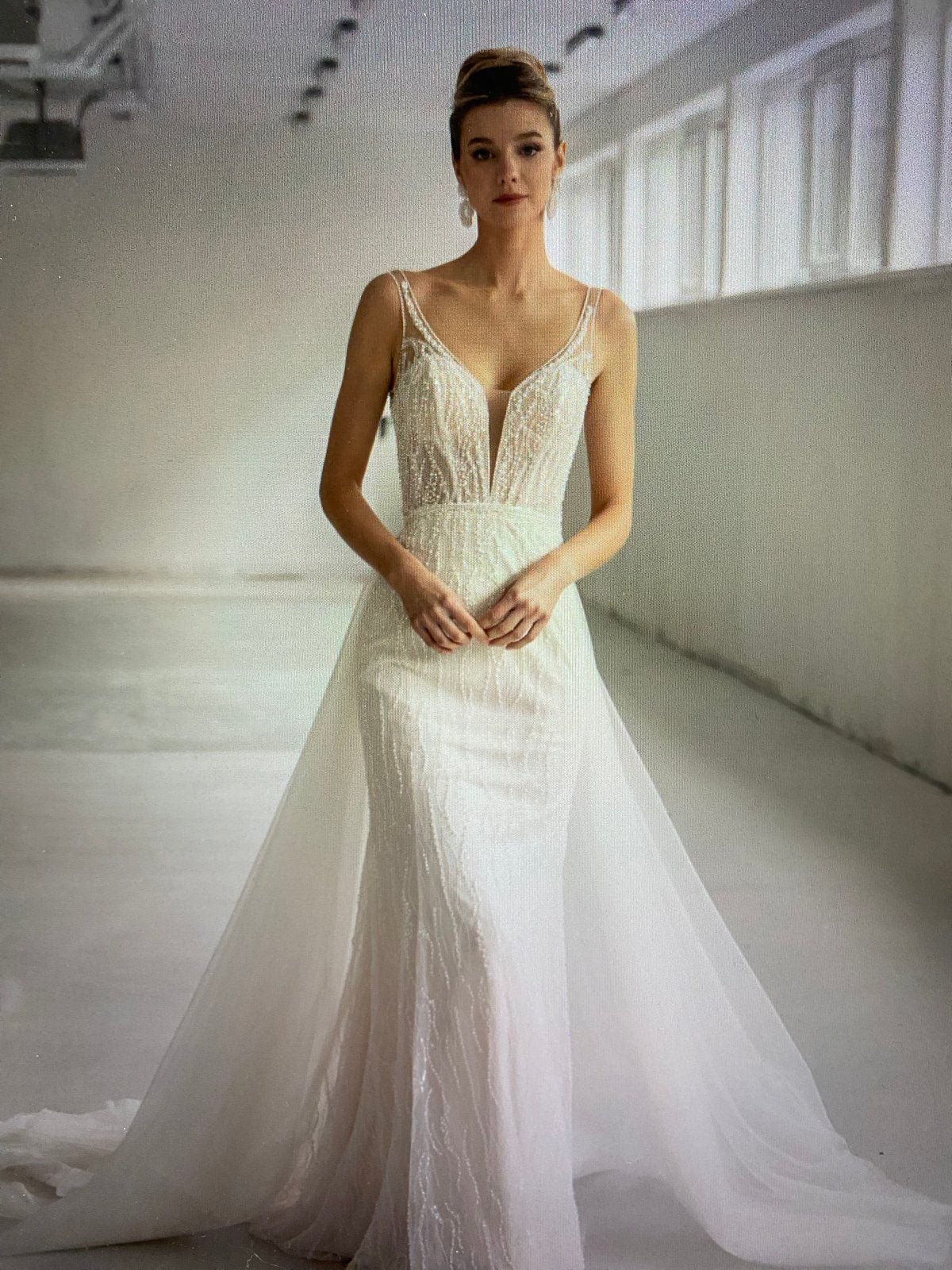 Elegante Trouwjurk met Diepe V-hals en Glitterdetails, Ophalen, Nieuw, Wit, Trouwjurk