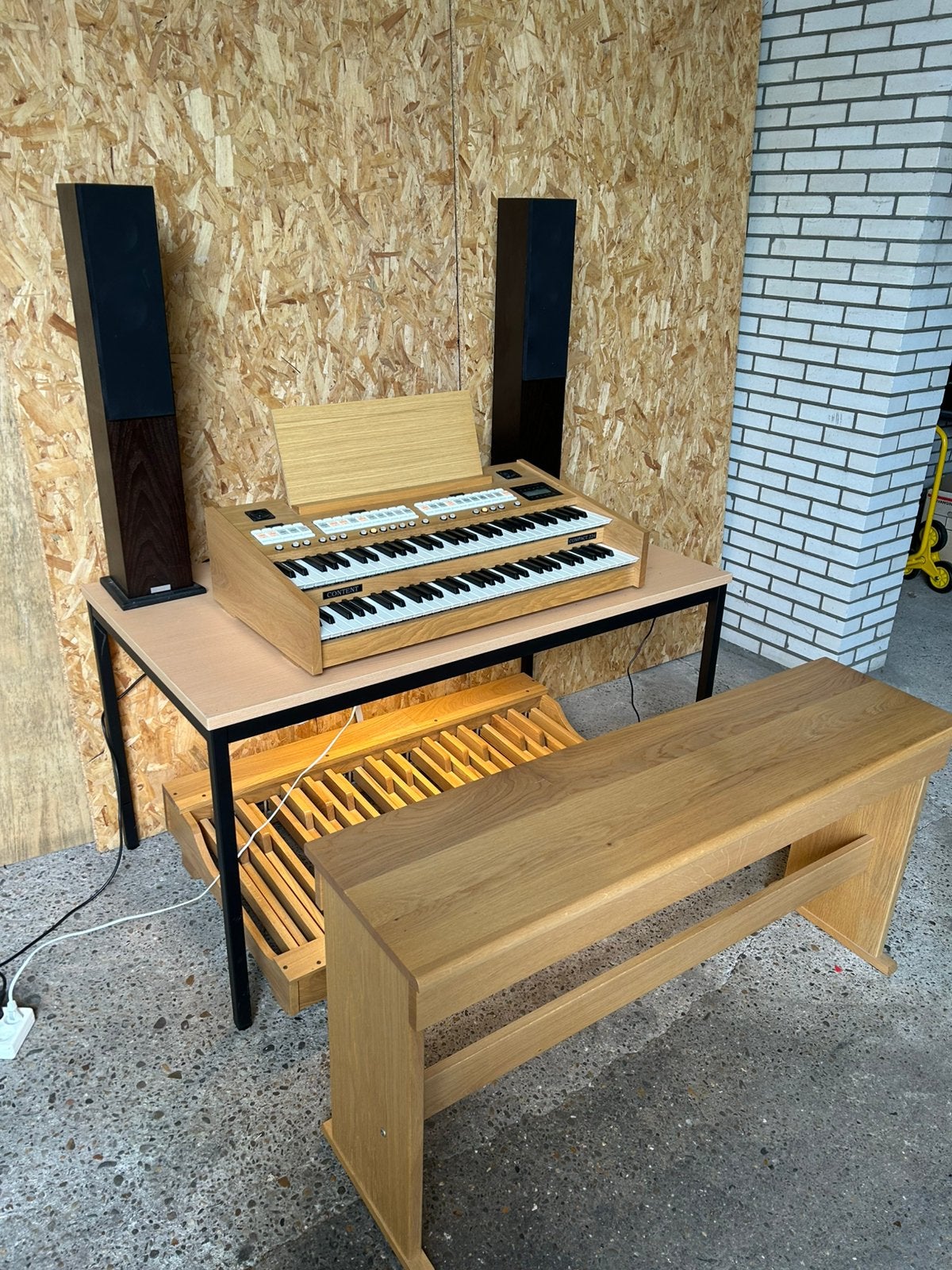Content elektrisch orgel met bank, tafel & Tannoy boxen, Muziek en Instrumenten, Orgels, Onbekend, Onbekend, Onbekend, Ophalen