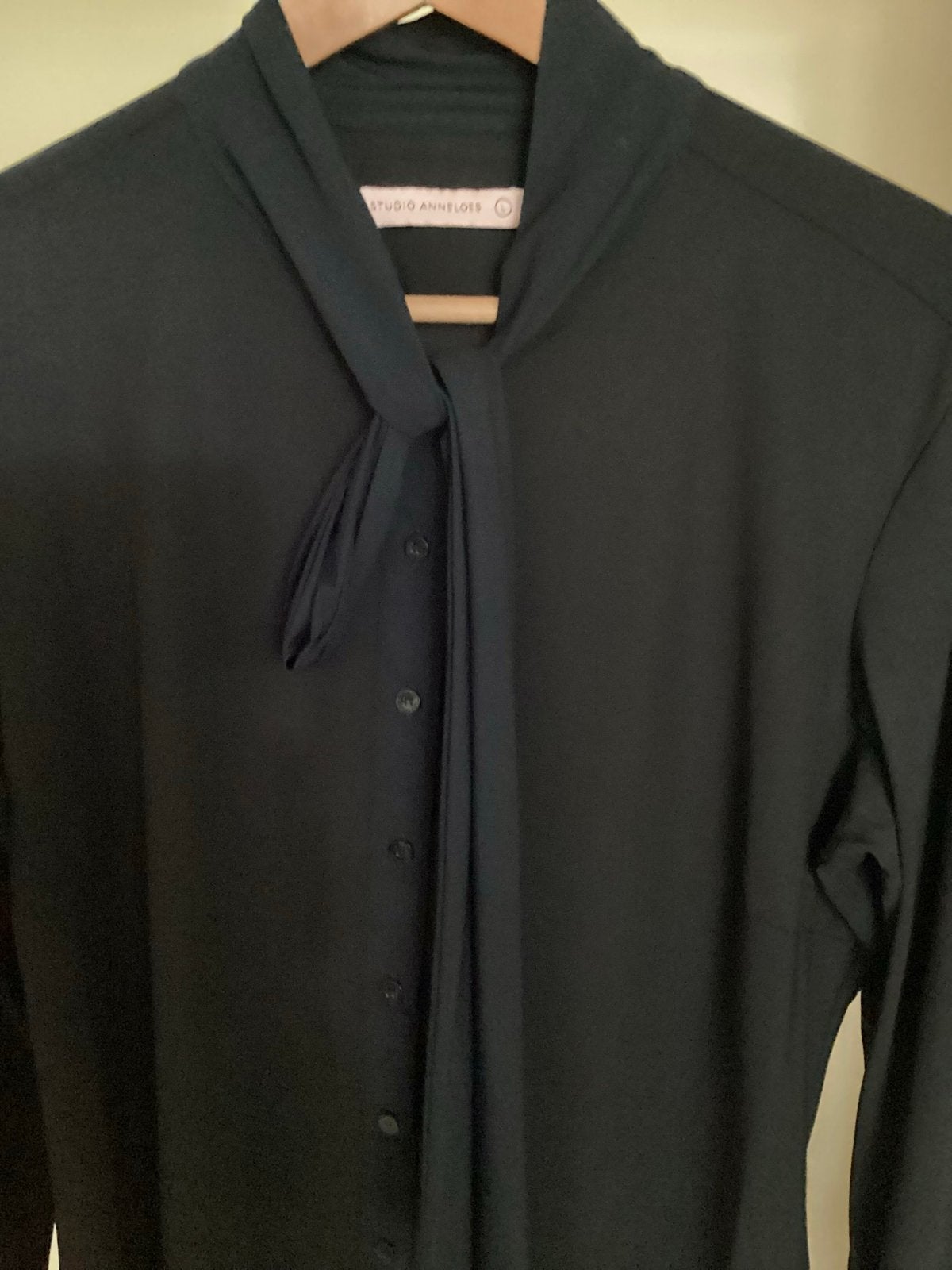 Studio Anneloes blouse zwart blauwe strikkraag mt L, Kleding | Dames, Blouses en Tunieken, Studio Anneloes, Zwart, Maat 42/44 (L)