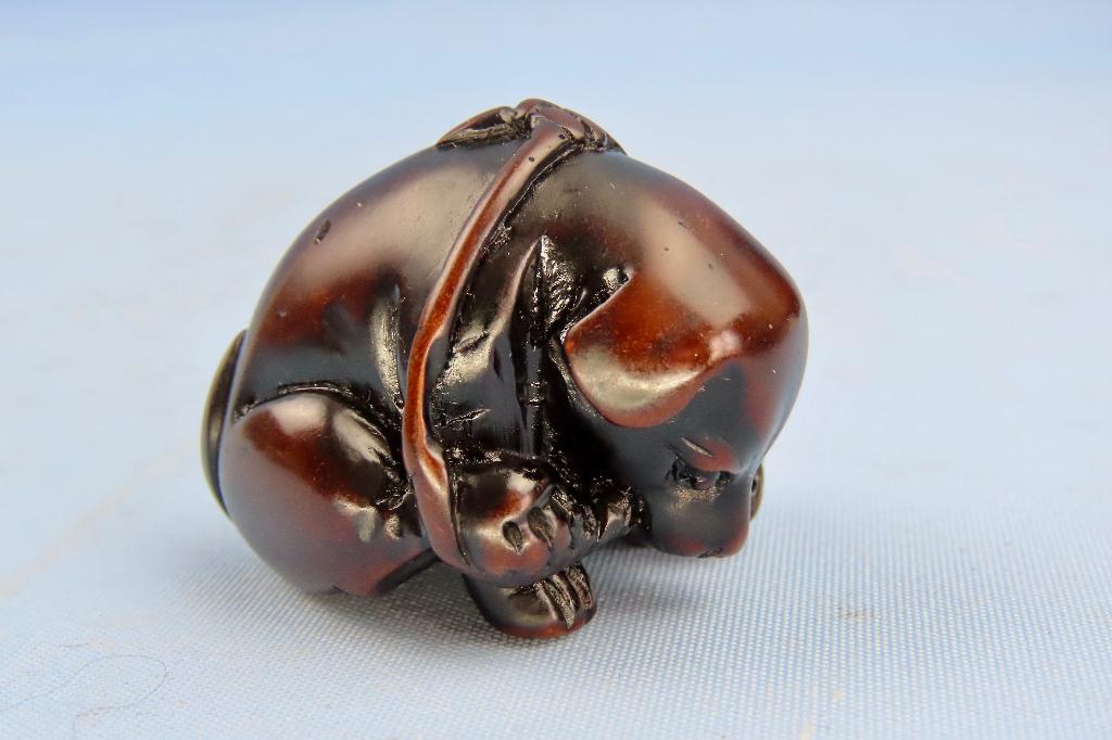 Netsuke - hond kauwt op touw - buxushout gaaf 4x3.5 cm, Ophalen of Verzenden