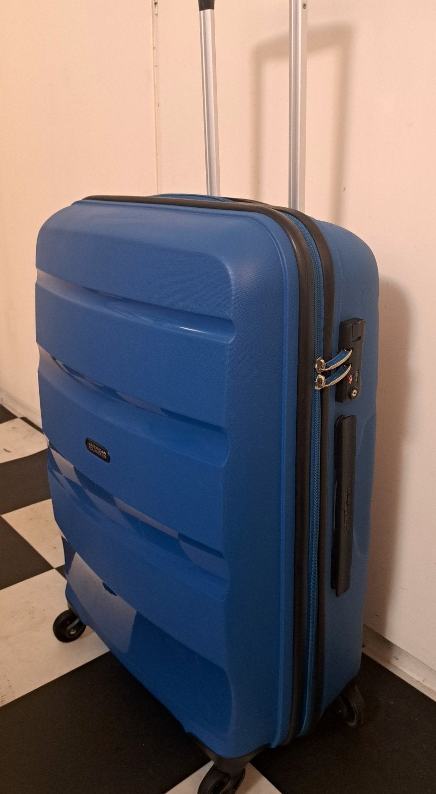 Moderne koffer American Tourister Mkoffer 4 wielen Type TSA, Sieraden, Tassen en Uiterlijk, Wieltjes, Hard kunststof, 45 tot 55 cm