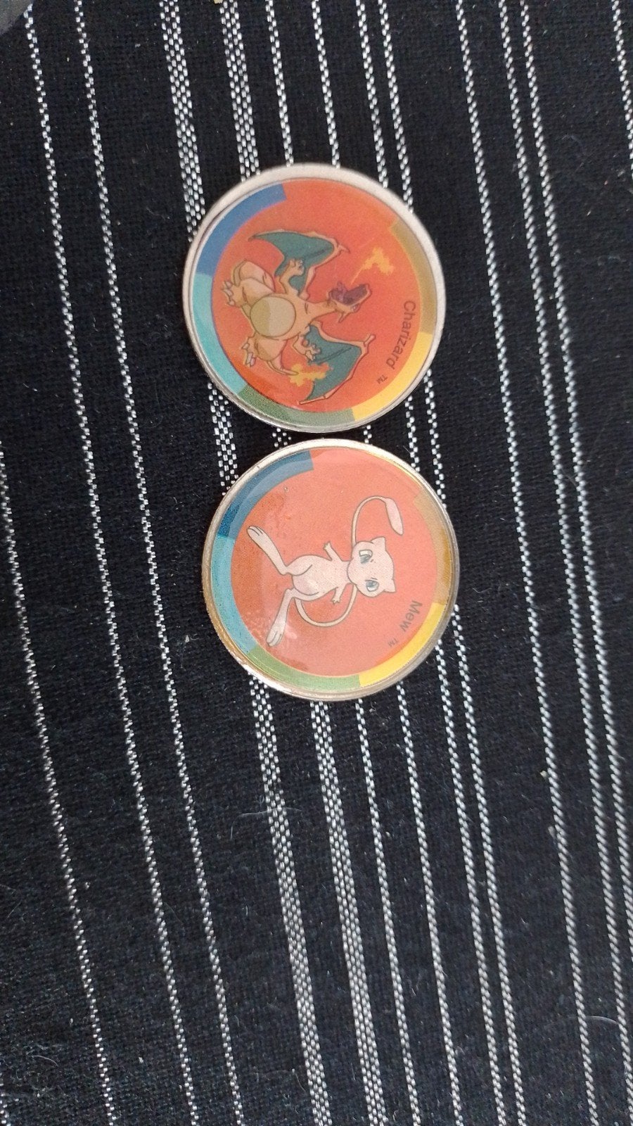 Pokémon Charizard en Mew munt, Hobby en Vrije tijd, Verzamelkaartspellen | Pokémon, Ophalen of Verzenden