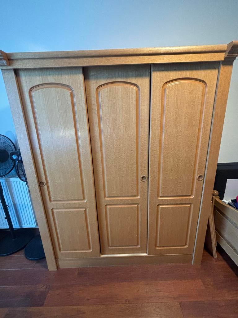 Hoge en diepe blank eikenhouten kast met schuifdeuren, Huis en Inrichting, Slaapkamer | Complete slaapkamers, Ophalen, Zo goed als nieuw