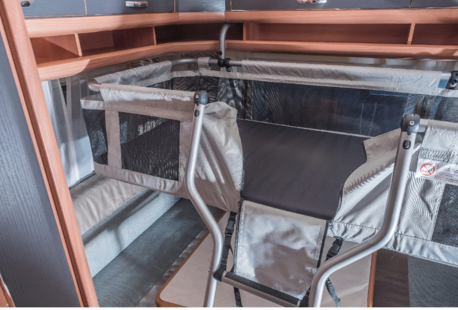 Uwis Caravanbed met Ladder, Ophalen, Zo goed als nieuw