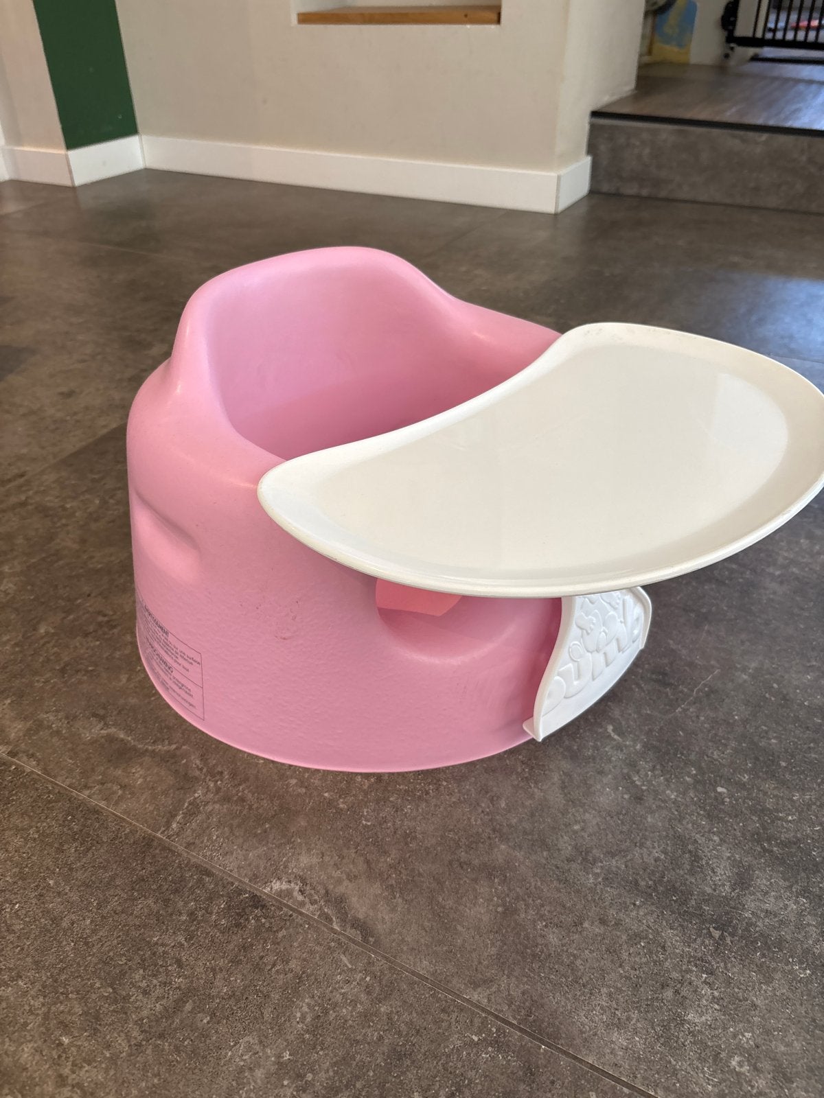 Bumbo babyzitje roze met eetblad, Kinderen en Baby's, Kinderstoelen, Ophalen, Gebruikt, Overige typen, Afneembaar eetblad