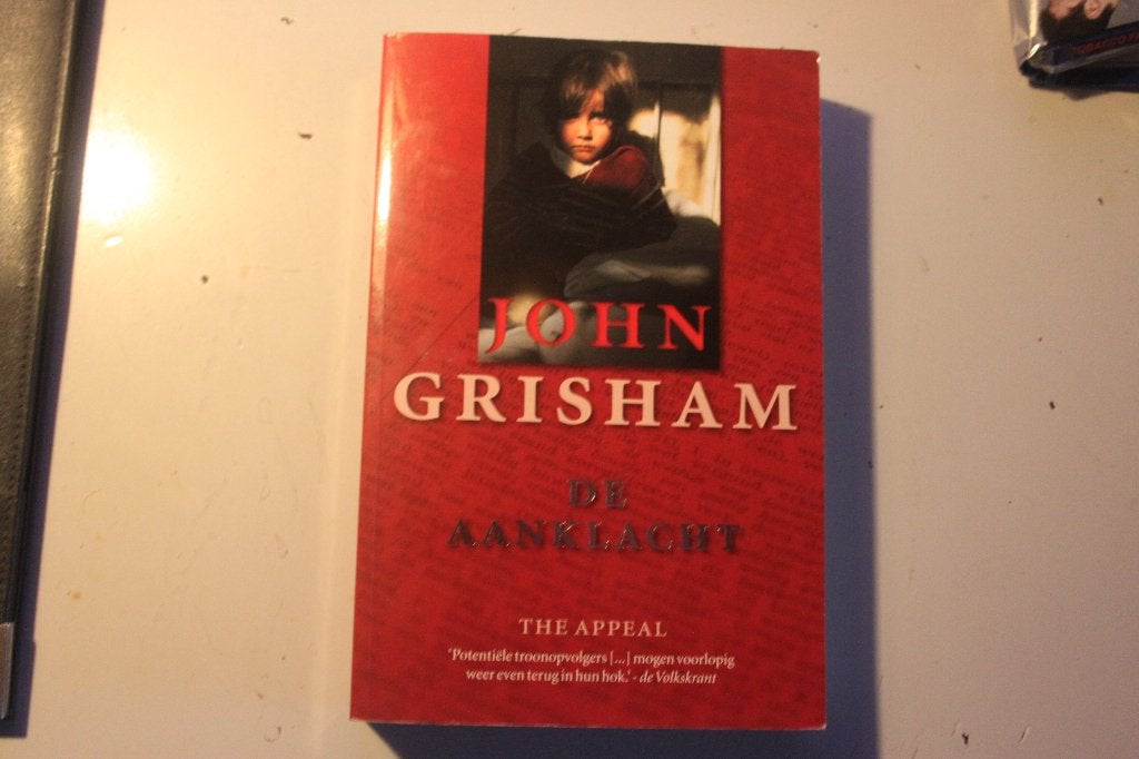 800e - boek - john chrisham - de aanklacht, Ophalen of Verzenden, Gelezen
