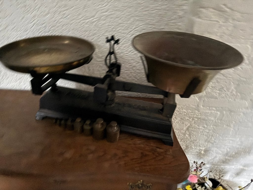 Oude balansweegschaal met messing schalen en gewichten, Ophalen
