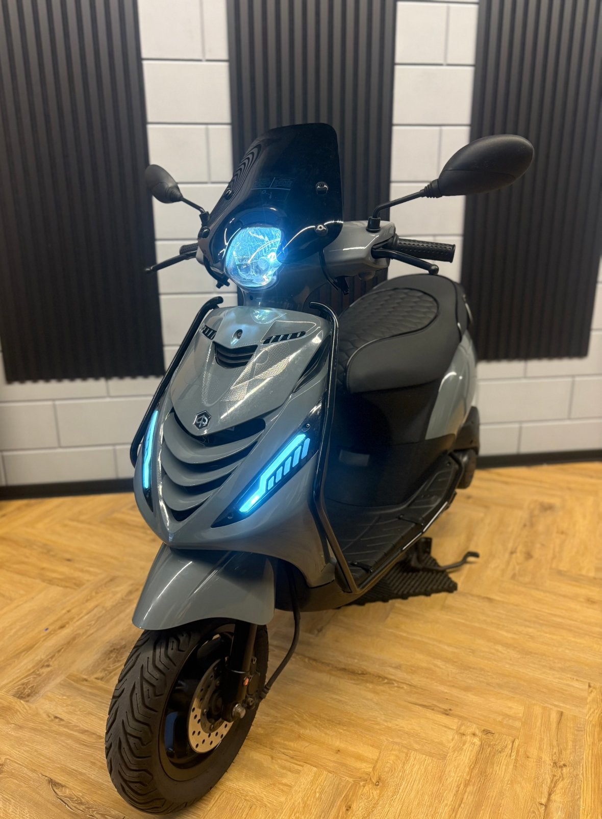 PIAGGIO ZIP 4T 3V BROM 2020 FULL OPTION NARDO GREY, Fietsen en Brommers, Scooters | Piaggio, Zo goed als nieuw, Zip, Maximaal 45 km/u