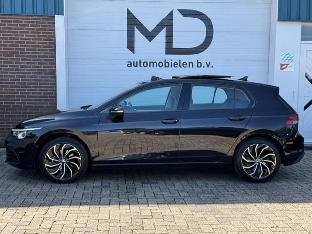 Volkswagen Golf 1.5 TSI Life -Panoramadak-LED-Sfeer-Trekhaak, Automatische klimaatregeling, Stof, 4 cilinders, Zwart