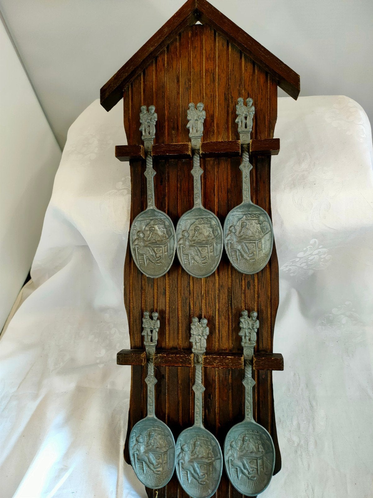 Houten rekje met 6 tinnen sierlepels - Huiselijk tafereel, Antiek en Kunst, Ophalen of Verzenden