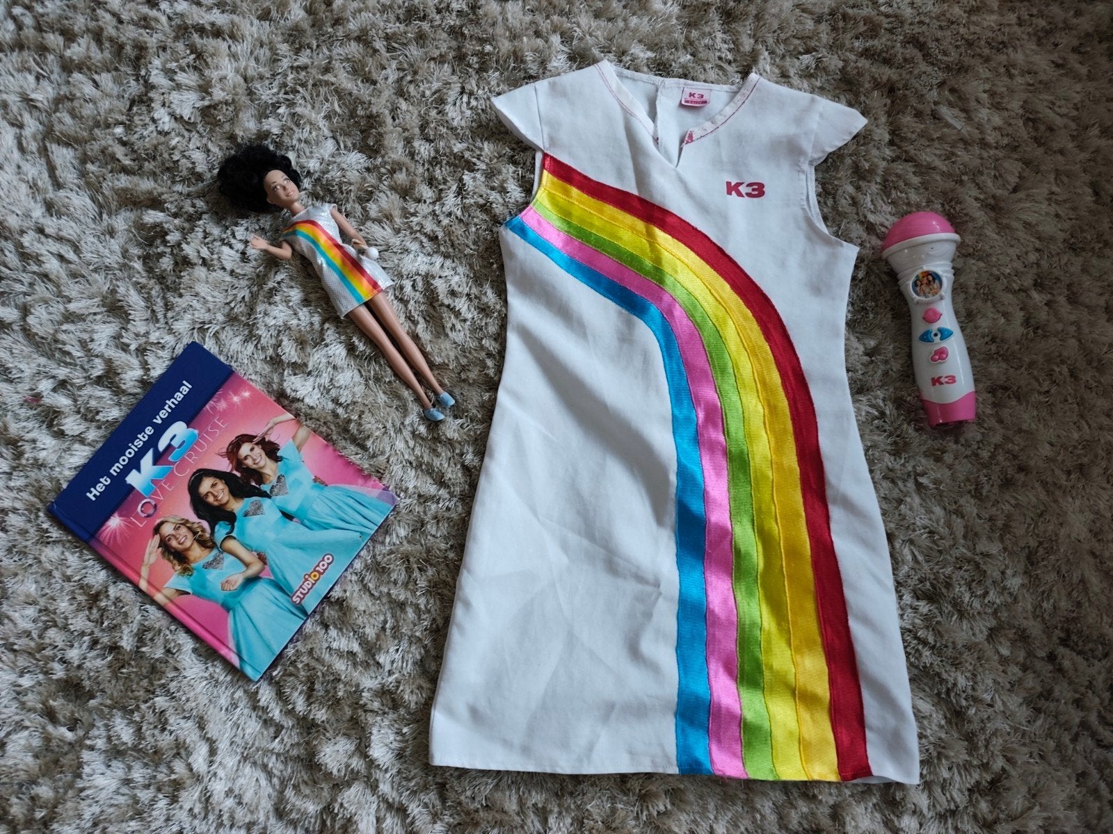 K3 set: regenboog jurkje met barbie, microfoon en boek, Ophalen of Verzenden, Gebruikt, K3, Meisje