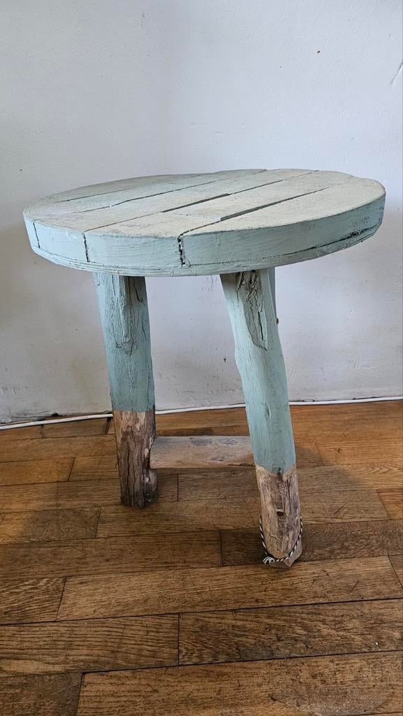 Grijze houten bijzettafeltje met kromme poten, Rustiek, Landelijk, Stoer, Kidsdepor, Coming Kids, Minder dan 55 cm, Gebruikt, Rond