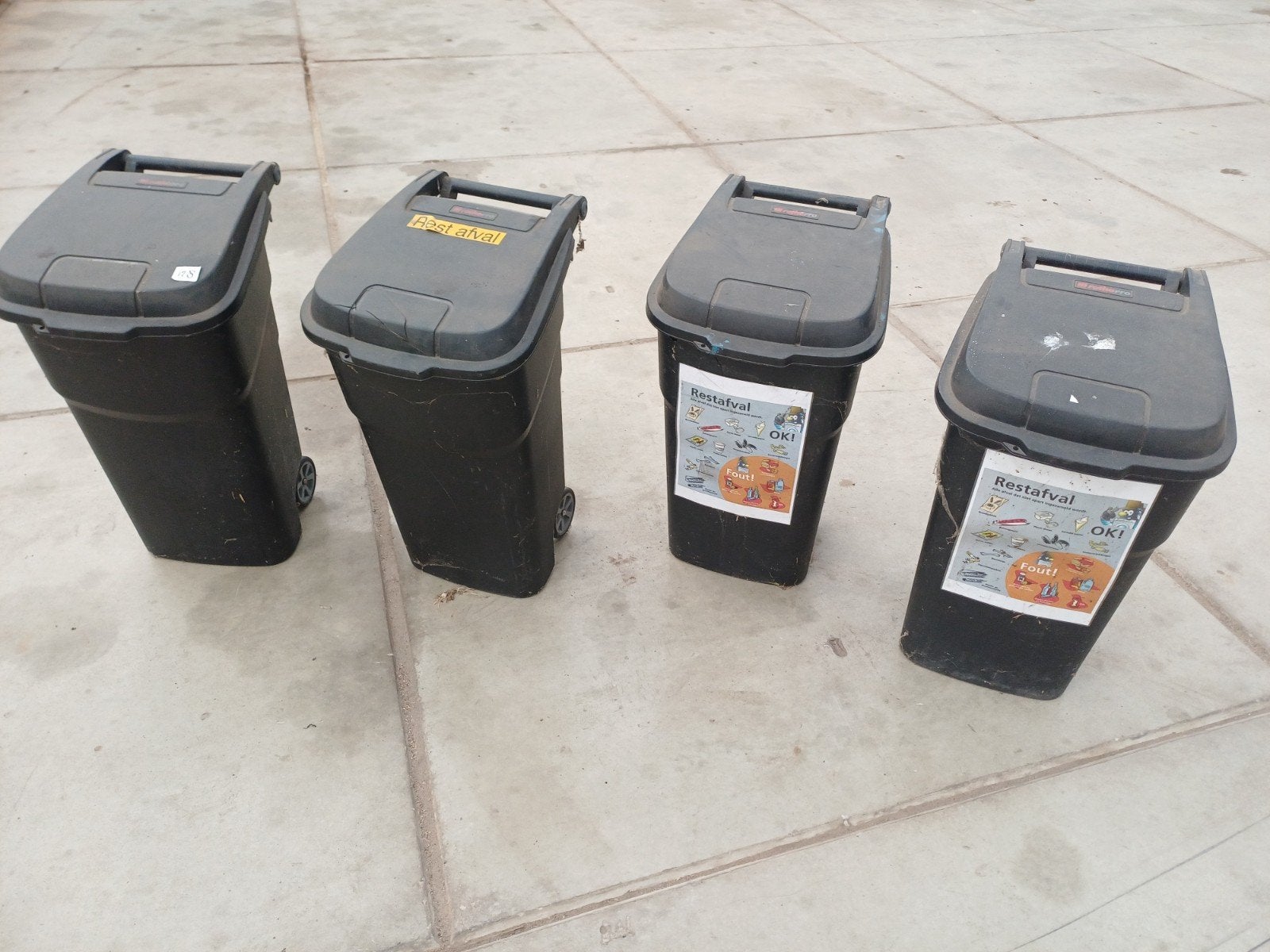 Set van 4 gebruikte afvalcontainers met wielen, 40 liter of meer, Ophalen, Gebruikt