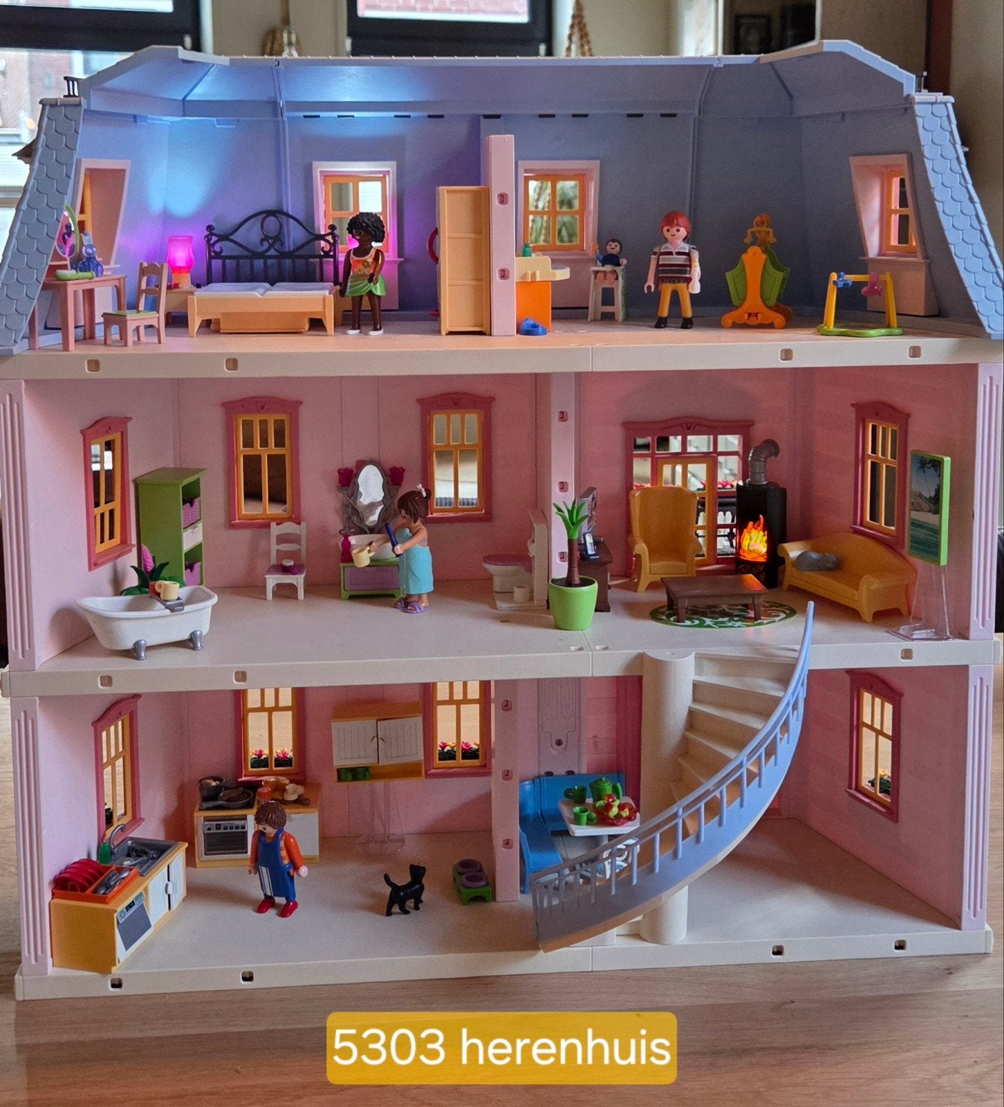 Prachtig Playmobil 5303 Herenhuis
Inclusief inrichting:, Kinderen en Baby's, Ophalen of Verzenden, Gebruikt, Gebouw