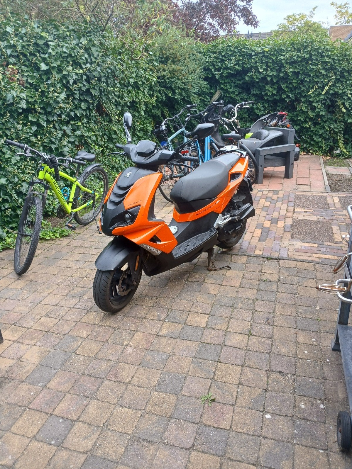Peugeot speedfighter 4 helaas is er iets kapot weet niet wat, Ophalen, Overige modellen, Maximaal 45 km/u, Zo goed als nieuw