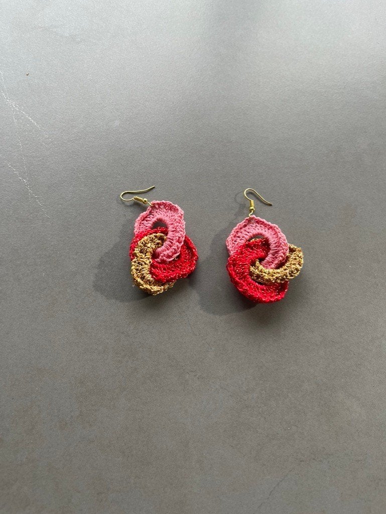 Nieuwe gehaakte roze/rood/goud met glitters oorbellen, Hangers, Verzenden, Nieuw, Rood