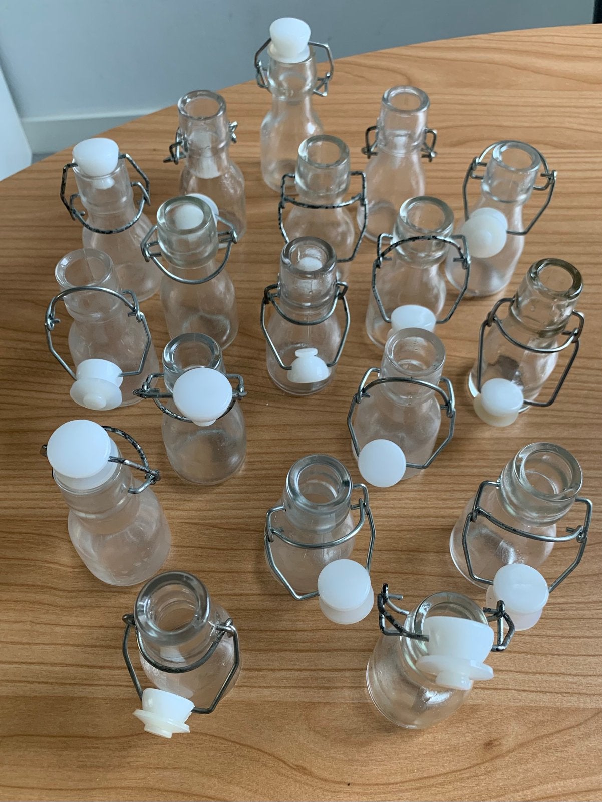 18 mini beugelflesjes met hoogte van 10 cm., Minder dan 50 cm, Gebruikt, Ophalen of Verzenden, Minder dan 25 cm